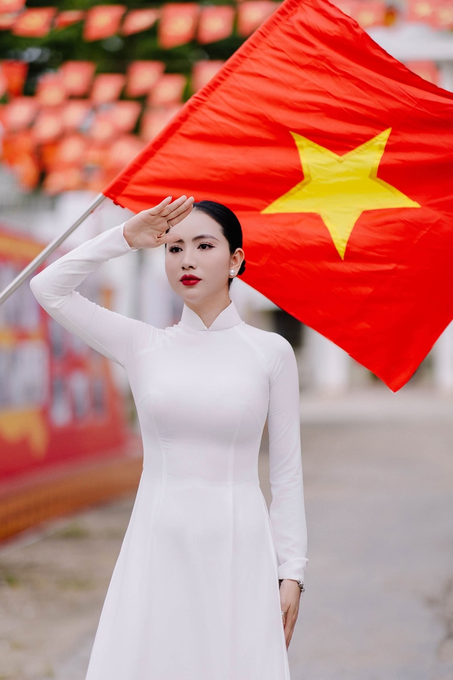 Hoa hậu Trương Linh diện áo dài, cầm cờ Tổ quốc tự hào hướng về ngày 30/4- Ảnh 2.