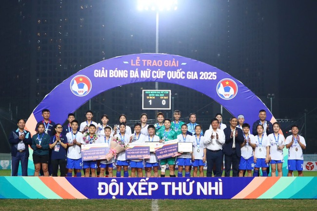 CLB Thái Nguyên T&T được phó chủ tịch Đỗ Vinh Quang thưởng nóng 500 triệu đồng- Ảnh 1. CLB Thái Nguyên T&T được phó chủ tịch Đỗ Vinh Quang thưởng nóng 500 triệu đồng- Ảnh 1.