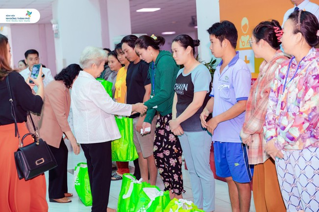 Ra mắt mô hình một cửa hỗ trợ phụ nữ, trẻ em bị bạo lực, xâm hại: Điểm tựa an toàn giữa vòng xoáy tổn thương- Ảnh 2. Ra mắt mô hình một cửa hỗ trợ phụ nữ, trẻ em bị bạo lực, xâm hại: Điểm tựa an toàn giữa vòng xoáy tổn thương- Ảnh 2.