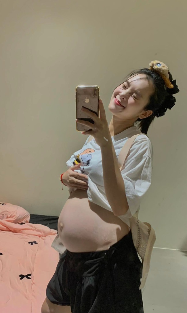 Quỳnh Lương nhí nhảnh đòi quà Tết Thiếu nhi từ ông xã đại gia, khoe bụng bầu 7 tháng sắp đẻ- Ảnh 1. Quỳnh Lương nhí nhảnh đòi quà Tết Thiếu nhi từ ông xã đại gia, khoe bụng bầu 7 tháng sắp đẻ- Ảnh 1.