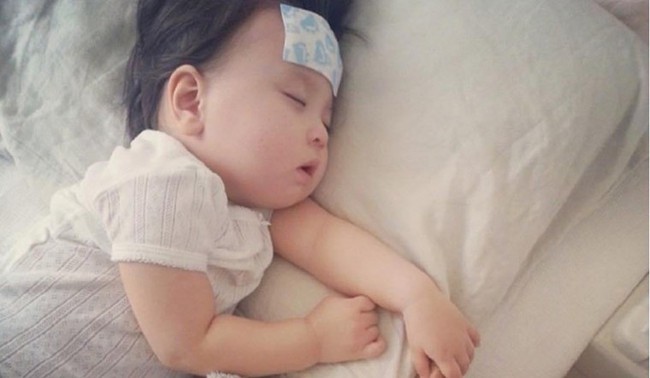 Có 7 nguyên tắc cho trẻ NẰM ĐIỀU HÒA bố mẹ cần phải nhớ khi con đang bị viêm phổi, viêm phế quản, viêm mũi họng- Ảnh 1. Có 7 nguyên tắc cho trẻ NẰM ĐIỀU HÒA bố mẹ cần phải nhớ khi con đang bị viêm phổi, viêm phế quản, viêm mũi họng- Ảnh 1.