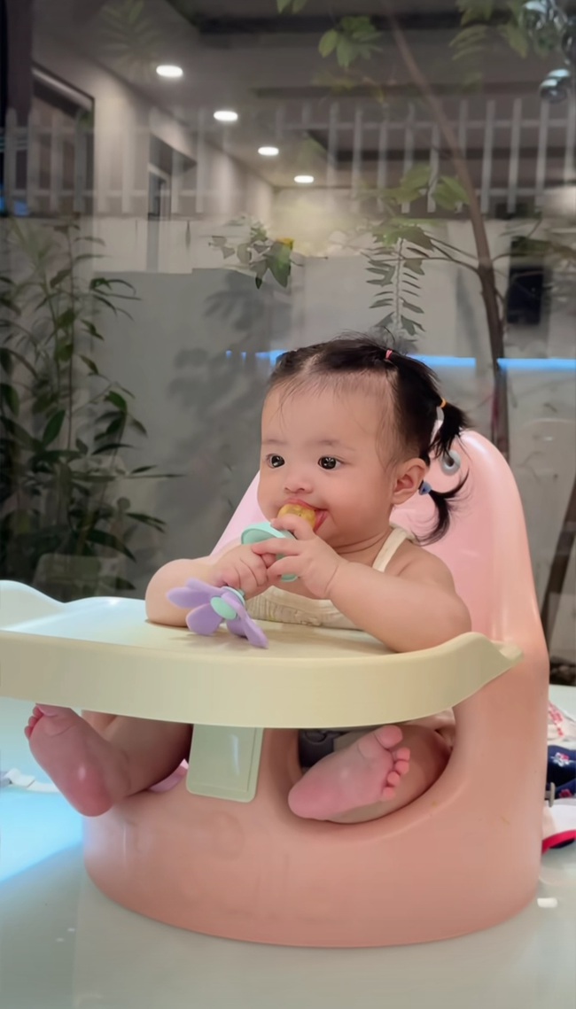 Chỉ ngồi gặm trái cây thôi mà bé Hannie nhà Đông Nhi - Chỉ ngồi gặm trái cây thôi mà bé Hannie nhà Đông Nhi -