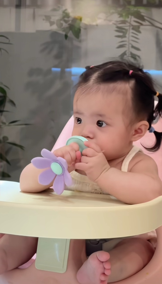 Chỉ ngồi gặm trái cây thôi mà bé Hannie nhà Đông Nhi - Chỉ ngồi gặm trái cây thôi mà bé Hannie nhà Đông Nhi -