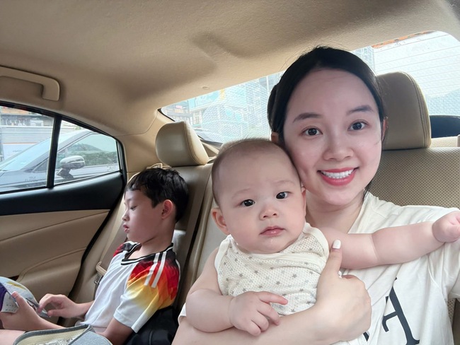 Đẻ 2 con cách nhau 8 năm, hot mom Ly Kute nhàn nhã vì anh trai Khoai Tây chăm em cực khéo, bé út Sota cũng ngoan xinh yêu- Ảnh 3.