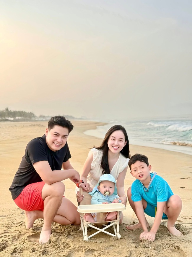 Đẻ 2 con cách nhau 8 năm, hot mom Ly Kute nhàn nhã vì anh trai Khoai Tây chăm em cực khéo, bé út Sota cũng ngoan xinh yêu- Ảnh 1.