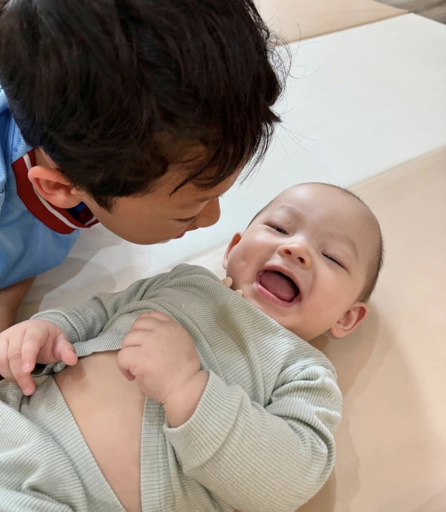 Đẻ 2 con cách nhau 8 năm, hot mom Ly Kute nhàn nhã vì anh trai Khoai Tây chăm em cực khéo, bé út Sota cũng ngoan xinh yêu- Ảnh 5.
