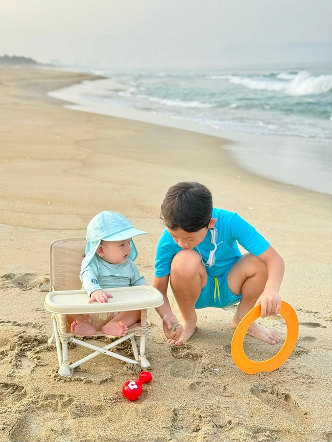 Đẻ 2 con cách nhau 8 năm, hot mom Ly Kute nhàn nhã vì anh trai Khoai Tây chăm em cực khéo, bé út Sota cũng ngoan xinh yêu- Ảnh 6.