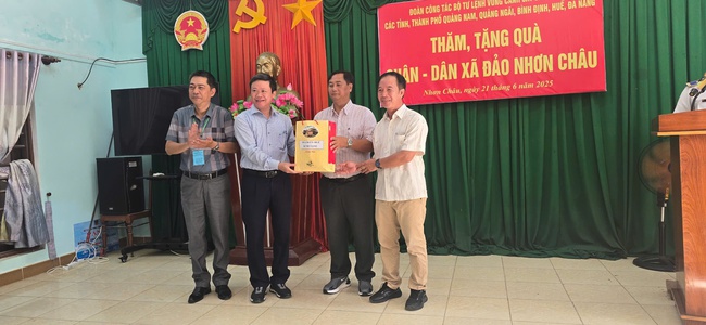 Lan tỏa nghĩa tình nơi xã Đảo Nhơn Châu
- Ảnh 6. Lan tỏa nghĩa tình nơi xã Đảo Nhơn Châu
- Ảnh 6.