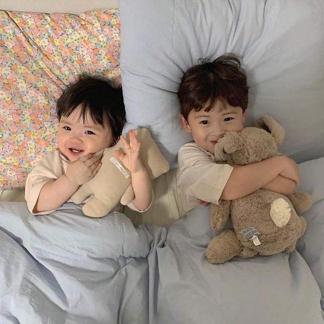 Nếu con đặc biệt thích chơi với anh chị lớn hơn, xin chúc mừng bố mẹ vì con là 1 em bé có TRÍ TUỆ XÃ HỘI phát triển sớm- Ảnh 2. Nếu con đặc biệt thích chơi với anh chị lớn hơn, xin chúc mừng bố mẹ vì con là 1 em bé có TRÍ TUỆ XÃ HỘI phát triển sớm- Ảnh 2.