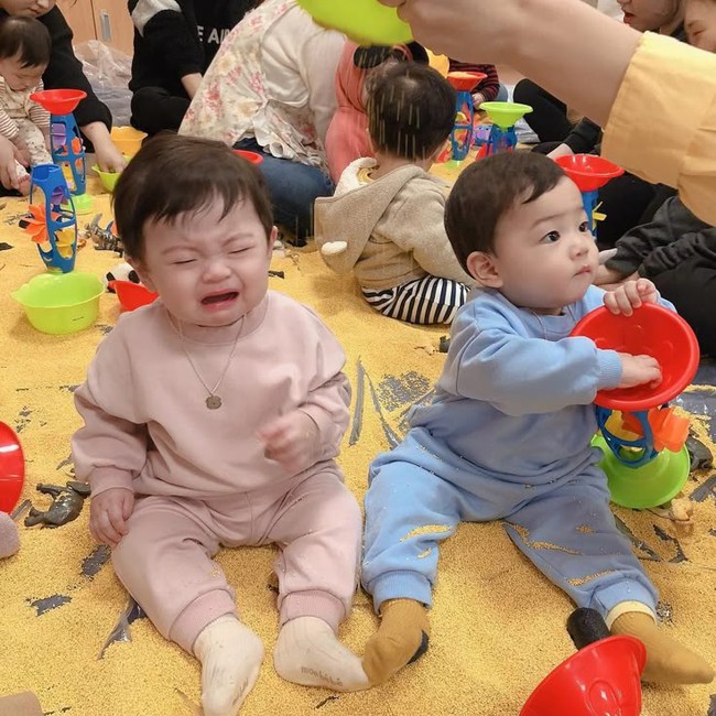 Nếu con đặc biệt thích chơi với anh chị lớn hơn, xin chúc mừng bố mẹ vì con là 1 em bé có TRÍ TUỆ XÃ HỘI phát triển sớm- Ảnh 3. Nếu con đặc biệt thích chơi với anh chị lớn hơn, xin chúc mừng bố mẹ vì con là 1 em bé có TRÍ TUỆ XÃ HỘI phát triển sớm- Ảnh 3.