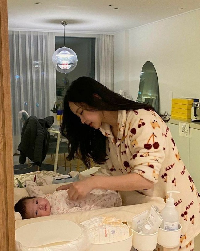 Sự khác biệt trong tính cách của bé gái được ngủ cùng mẹ và bé gái thường xuyên ngủ cùng với... người giúp việc- Ảnh 2. Sự khác biệt trong tính cách của bé gái được ngủ cùng mẹ và bé gái thường xuyên ngủ cùng với... người giúp việc- Ảnh 2.