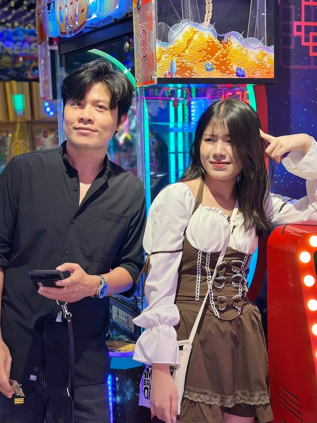 Bất ngờ tiễn con gái Suri sang Úc du học, NS Nguyễn Văn Chung đau lòng vì sự cố xảy ra ngay trước giờ bay- Ảnh 3. Bất ngờ tiễn hi88. com gái Suri sang Úc du học, NS Nguyễn Văn Chung đau lòng vì sự cố xảy ra ngay trước giờ bay- Ảnh 3.
