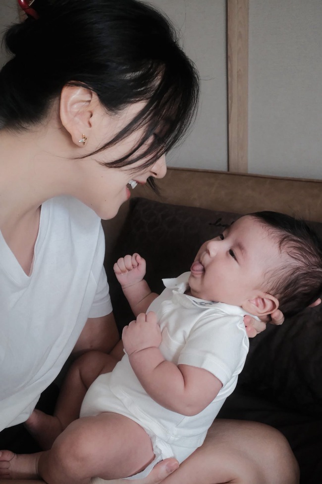 Quý tử vừa tròn 3 tháng tuổi, hot mom Mai Ngọc tự hào khoe một điều Quý tử vừa tròn 3 tháng tuổi, hot mom Mai Ngọc tự hào khoe một điều