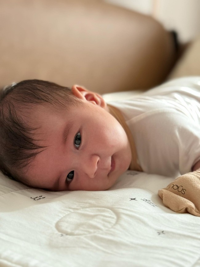 Dù bận bịu nhưng mẹ Mai Ngọc vẫn cho bé Panda đi dạo sáng sớm trên chiếc siêu xe giá Dù bận bịu nhưng mẹ Mai Ngọc vẫn cho bé Panda đi dạo sáng sớm trên chiếc siêu xe giá