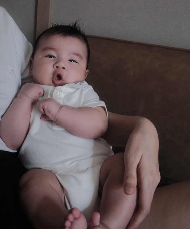 Dù bận bịu nhưng mẹ Mai Ngọc vẫn cho bé Panda đi dạo sáng sớm trên chiếc siêu xe giá Dù bận bịu nhưng mẹ Mai Ngọc vẫn cho bé Panda đi dạo sáng sớm trên chiếc siêu xe giá