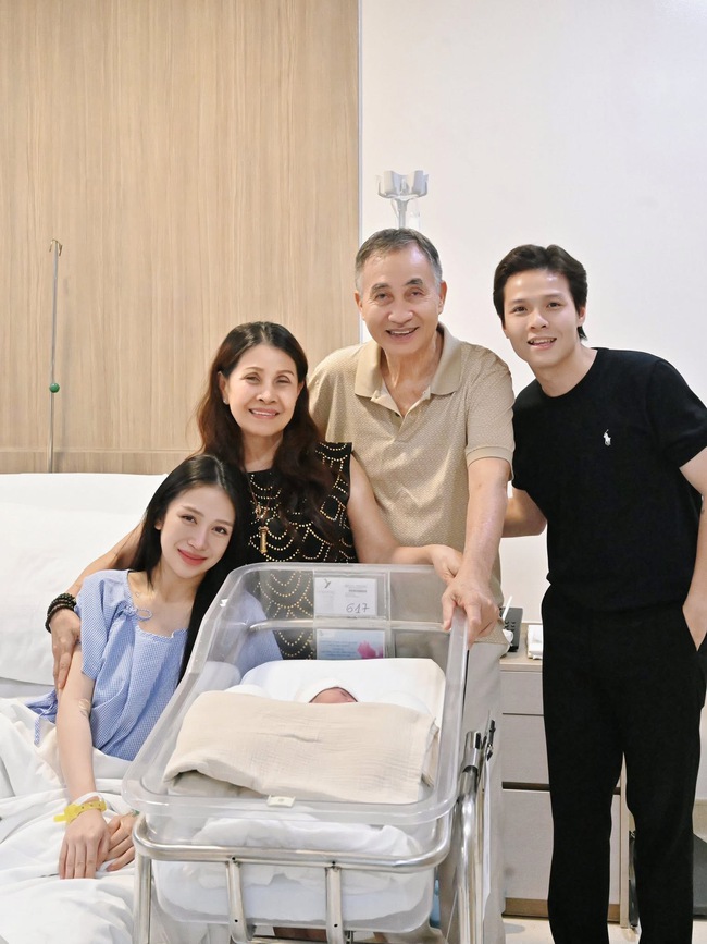 Đại lich truc tiep bong da ngoai hang anh Nhựa đưa cả gia đình đến thăm ái nữ mới sinh, một nhân vật xuất hiện trong ảnh gây bất ngờ- Ảnh 2.