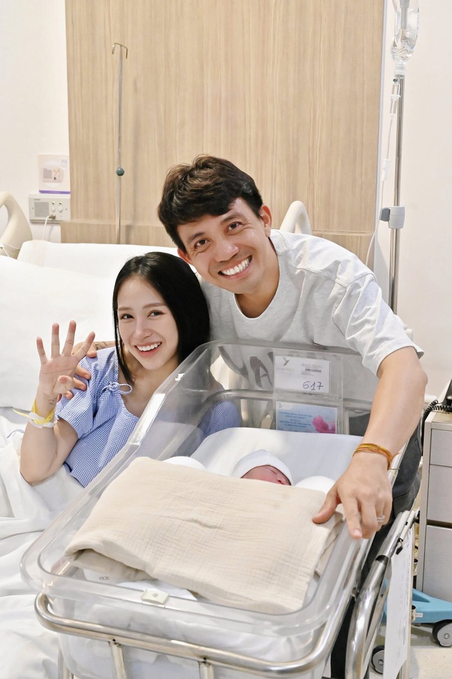 Đại lich truc tiep bong da ngoai hang anh Nhựa đưa cả gia đình đến thăm ái nữ mới sinh, một nhân vật xuất hiện trong ảnh gây bất ngờ- Ảnh 3.