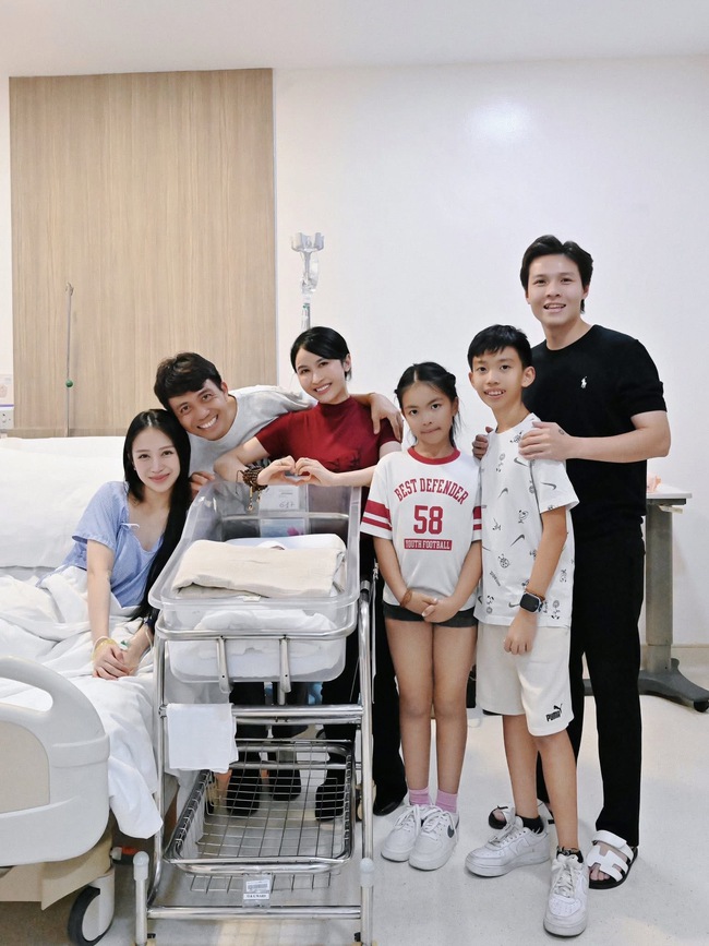 Đại lich truc tiep bong da ngoai hang anh Nhựa đưa cả gia đình đến thăm ái nữ mới sinh, một nhân vật xuất hiện trong ảnh gây bất ngờ- Ảnh 4.
