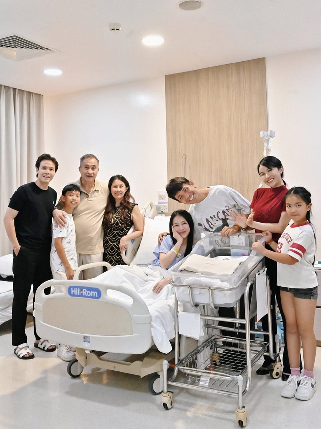 Đại lich truc tiep bong da ngoai hang anh Nhựa đưa cả gia đình đến thăm ái nữ mới sinh, một nhân vật xuất hiện trong ảnh gây bất ngờ- Ảnh 1.