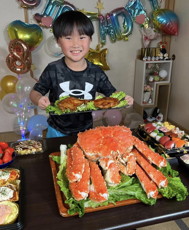 Giật mình với hình ảnh gần đây của bé lich bong da truc tiep nhà Quỳnh Trần JP: Cậu cả lớn nhanh quá mà quả đầu nấm thì nhất quyết không đổi!- Ảnh 5.