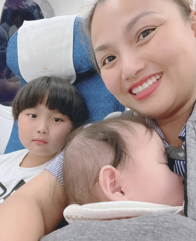 Giật mình với hình ảnh gần đây của bé lich bong da truc tiep nhà Quỳnh Trần JP: Cậu cả lớn nhanh quá mà quả đầu nấm thì nhất quyết không đổi!- Ảnh 2.