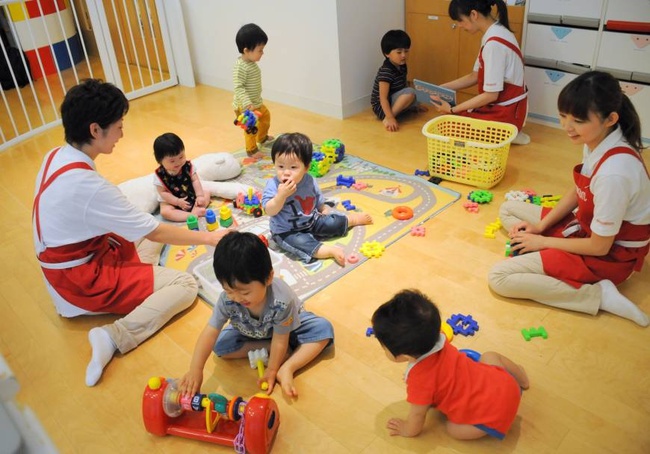 Đang ngủ trưa, bé gái chợt bật dậy bước đi trong vô thức nhưng điều khiến các mẹ không rời được mắt là hành động của cô giáo- Ảnh 1. Đang ngủ trưa, bé gái chợt bật dậy bước đi trong vô thức nhưng điều khiến các mẹ không rời được mắt là hành động của cô giáo- Ảnh 1.