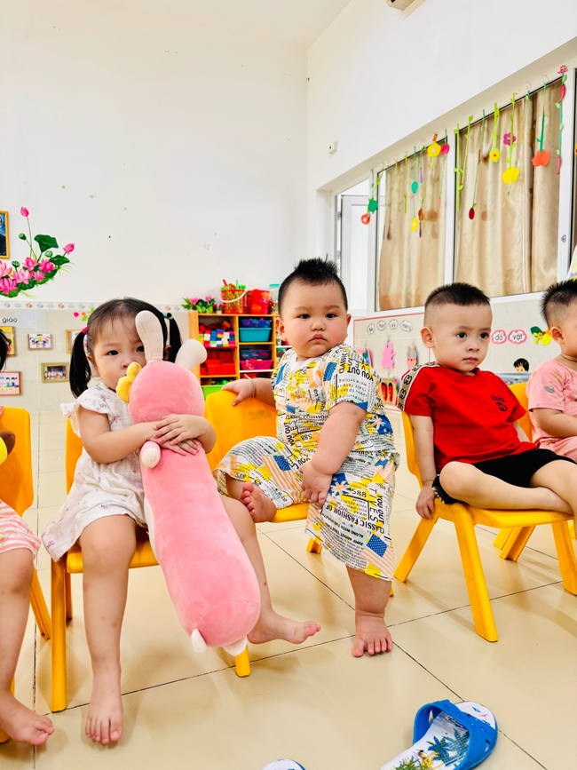 Đang ngủ trưa, bé gái chợt bật dậy bước đi trong vô thức nhưng điều khiến các mẹ không rời được mắt là hành động của cô giáo- Ảnh 2. Đang ngủ trưa, bé gái chợt bật dậy bước đi trong vô thức nhưng điều khiến các mẹ không rời được mắt là hành động của cô giáo- Ảnh 2.