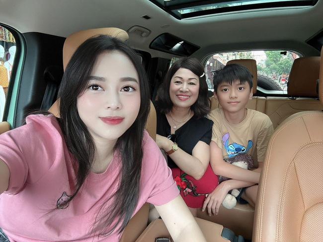 Hot mom Hằng Túi khoe ảnh 3 thế hệ gia đình, dân tình ngạc nhiên với thân thế 2 "phú bà" ngồi cạnh nhau- Ảnh 2. hi88.com lừa đảo Hằng Túi khoe ảnh 3 thế hệ gia đình, dân tình ngạc nhiên với thân thế 2 "phú bà" ngồi cạnh nhau- Ảnh 2.