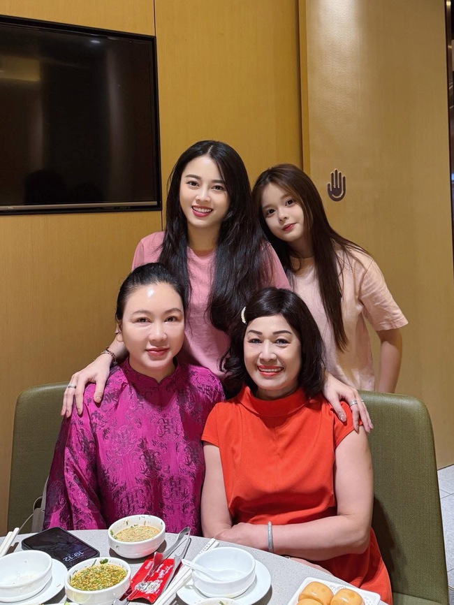 Hot mom Hằng Túi khoe ảnh 3 thế hệ gia đình, dân tình ngạc nhiên với thân thế 2 "phú bà" ngồi cạnh nhau- Ảnh 1. hi88.com lừa đảo Hằng Túi khoe ảnh 3 thế hệ gia đình, dân tình ngạc nhiên với thân thế 2 "phú bà" ngồi cạnh nhau- Ảnh 1.