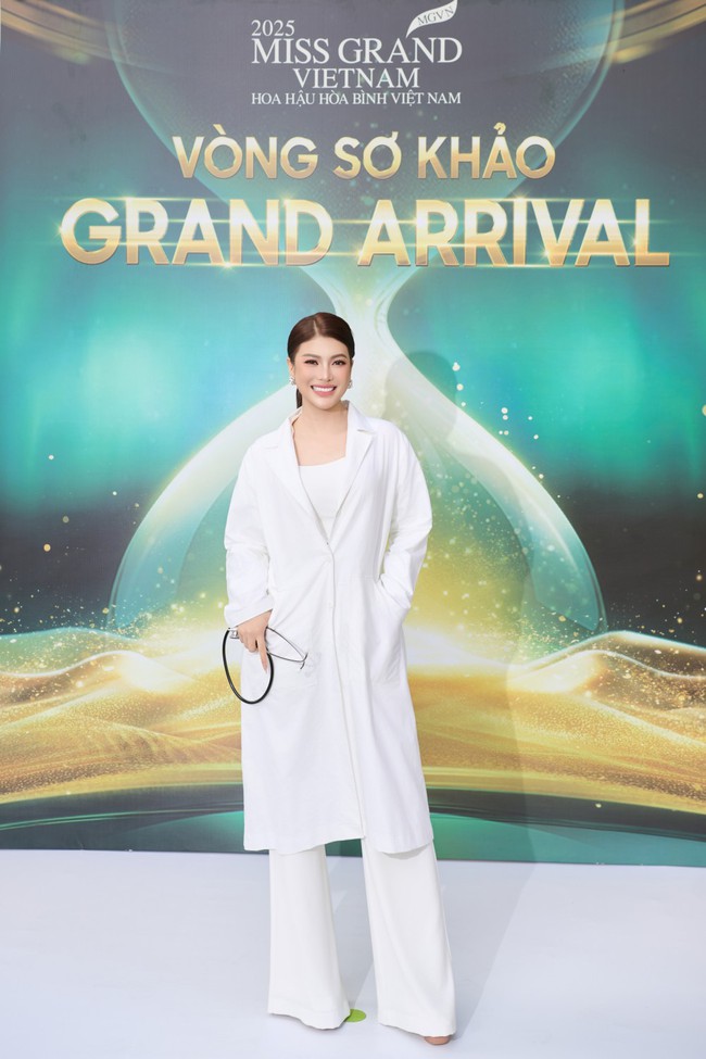 Lily Chen chia sẻ lý do mặc áo blouse trắng tại buổi casting của Hoa hậu hoà bình Việt Nam 2025- Ảnh 3. Lily Chen chia sẻ lý do mặc áo blouse trắng tại buổi casting của Hoa hậu hoà bình Việt Nam 2025- Ảnh 3.