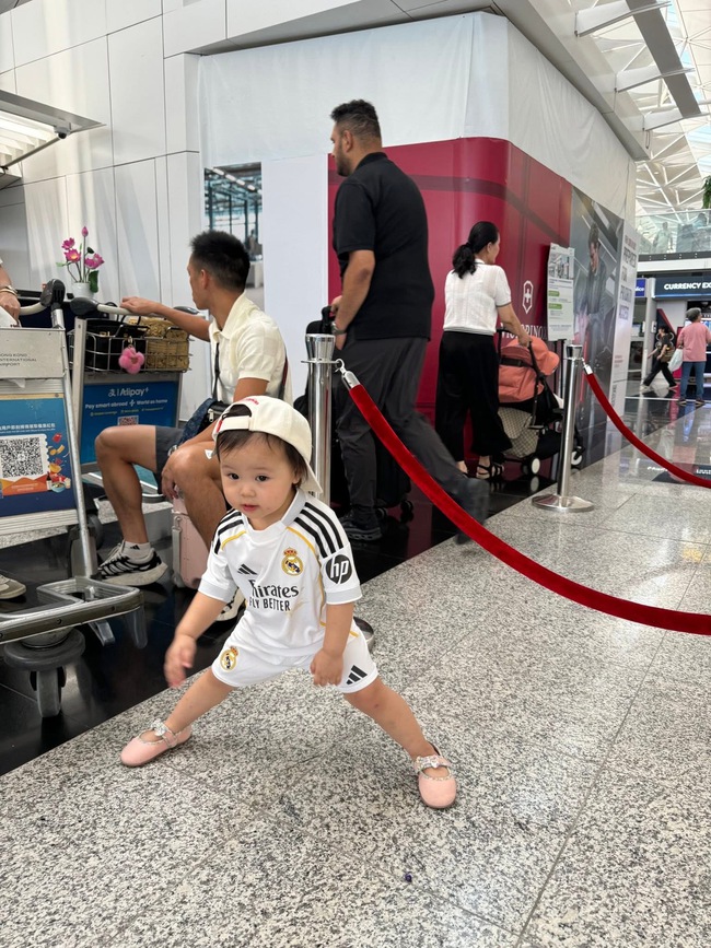 Mừng sinh nhật con gái 2 tuổi, vợ chồng cầu thủ Duy Mạnh khiến dân mạng cười nghiêng ngả vì ảnh hài hước của bé Cony- Ảnh 5. Mừng sinh nhật con gái 2 tuổi, vợ chồng cầu thủ Duy Mạnh khiến dân mạng cười nghiêng ngả vì ảnh hài hước của bé bong da ket qua truc tiep- Ảnh 5.