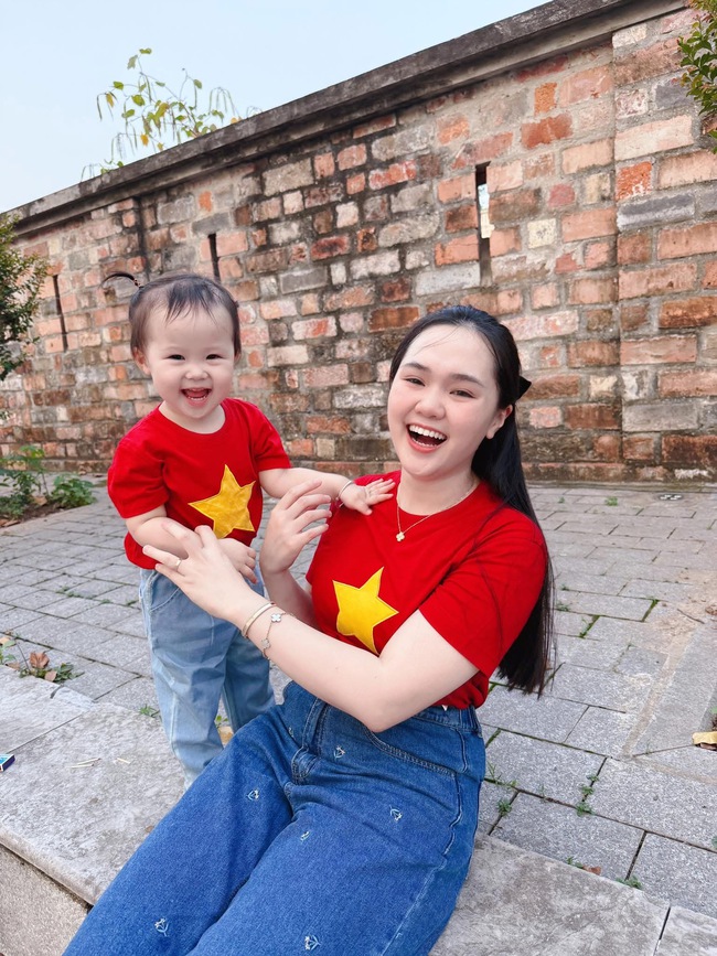 Mừng sinh nhật con gái 2 tuổi, vợ chồng cầu thủ Duy Mạnh khiến dân mạng cười nghiêng ngả vì ảnh hài hước của bé Cony- Ảnh 2. Mừng sinh nhật con gái 2 tuổi, vợ chồng cầu thủ Duy Mạnh khiến dân mạng cười nghiêng ngả vì ảnh hài hước của bé bong da ket qua truc tiep- Ảnh 2.
