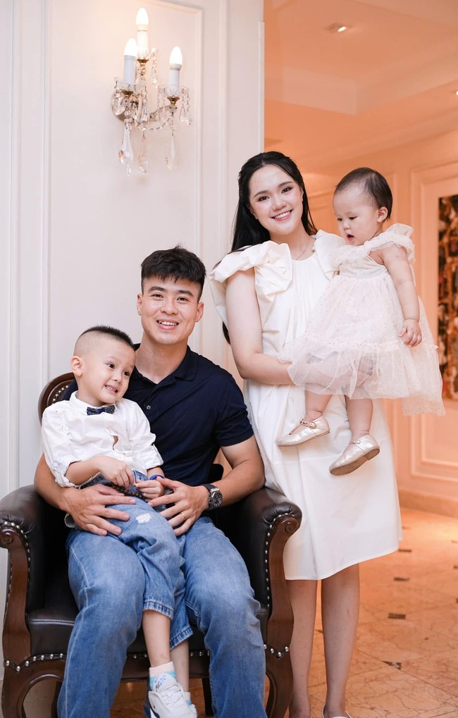 Mừng sinh nhật con gái 2 tuổi, vợ chồng cầu thủ Duy Mạnh khiến dân mạng cười nghiêng ngả vì ảnh hài hước của bé Cony- Ảnh 1. Mừng sinh nhật con gái 2 tuổi, vợ chồng cầu thủ Duy Mạnh khiến dân mạng cười nghiêng ngả vì ảnh hài hước của bé bong da ket qua truc tiep- Ảnh 1.