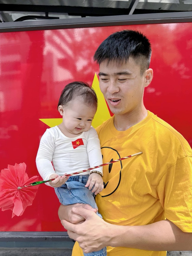 Mừng sinh nhật con gái 2 tuổi, vợ chồng cầu thủ Duy Mạnh khiến dân mạng cười nghiêng ngả vì ảnh hài hước của bé Cony- Ảnh 7. Mừng sinh nhật con gái 2 tuổi, vợ chồng cầu thủ Duy Mạnh khiến dân mạng cười nghiêng ngả vì ảnh hài hước của bé bong da ket qua truc tiep- Ảnh 7.