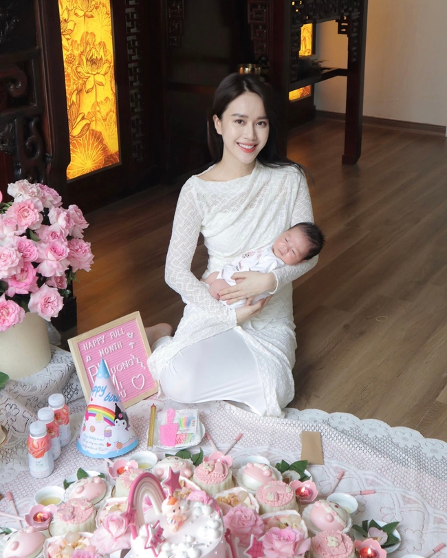 Công chúa nhỏ Lipu đầy tháng được mẹ cho Công chúa nhỏ Lipu đầy tháng được mẹ cho