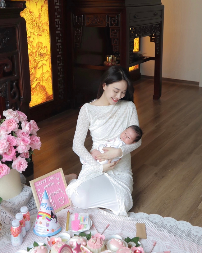 Công chúa nhỏ Lipu đầy tháng được mẹ cho Công chúa nhỏ Lipu đầy tháng được mẹ cho
