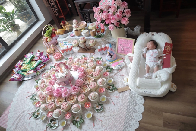 Công chúa nhỏ Lipu đầy tháng được mẹ cho Công chúa nhỏ Lipu đầy tháng được mẹ cho