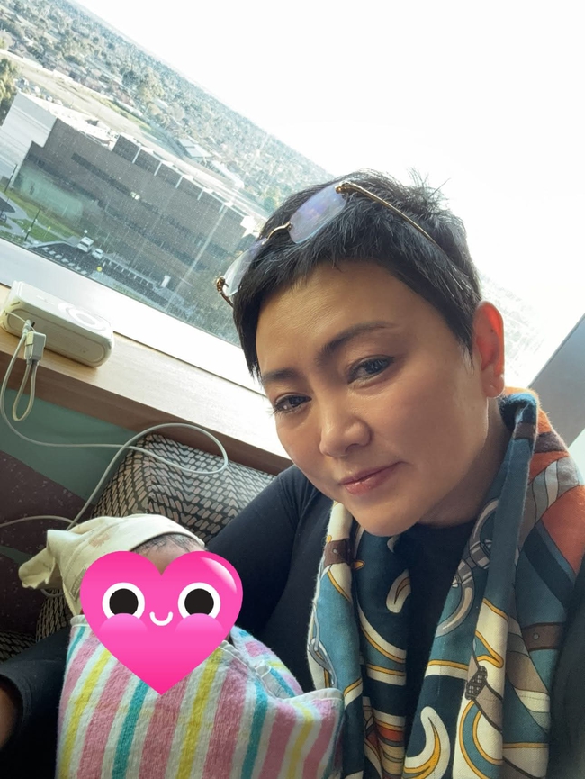 Đặng Tiểu Tô Sa đã sinh em bé đầu lòng, cô Văn Thùy Dương chia sẻ những hình ảnh xúc động của con gái và cháu ngoại- Ảnh 2.