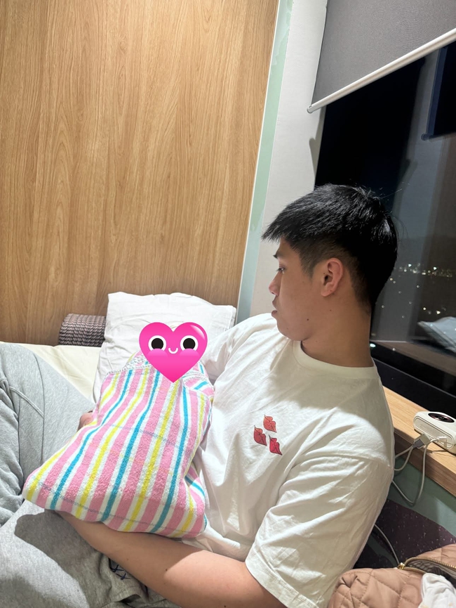 Đặng Tiểu Tô Sa đã sinh em bé đầu lòng, cô Văn Thùy Dương chia sẻ những hình ảnh xúc động của con gái và cháu ngoại- Ảnh 3.