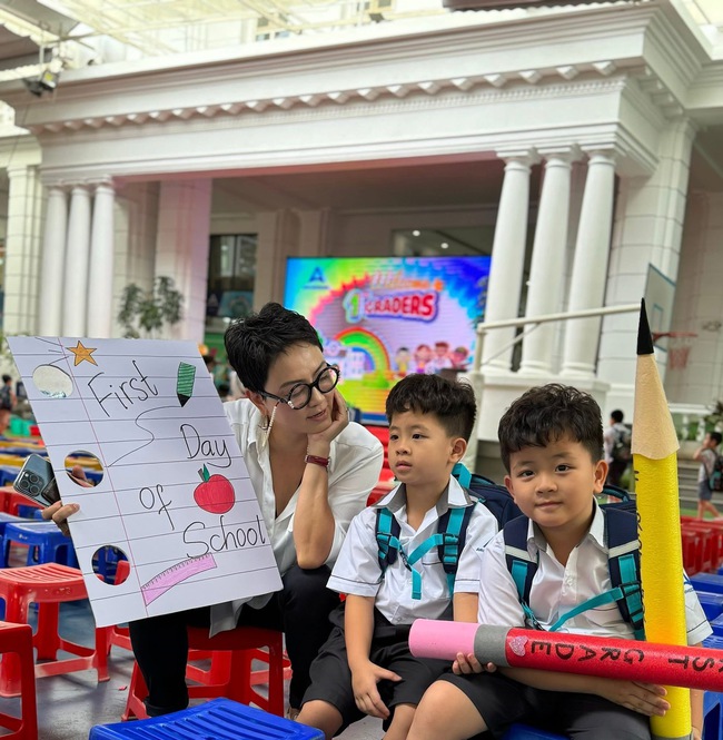 Hot mom U60 Văn Thuỳ Dương xúc động trong ngày đầu tiên đưa cặp sinh đôi Cơm - Canh vào lớp 1- Ảnh 4. Hot mom U60 Văn Thuỳ Dương xúc động trong ngày đầu tiên đưa cặp sinh đôi Cơm - lich bong da truc tiep vào lớp 1- Ảnh 4.