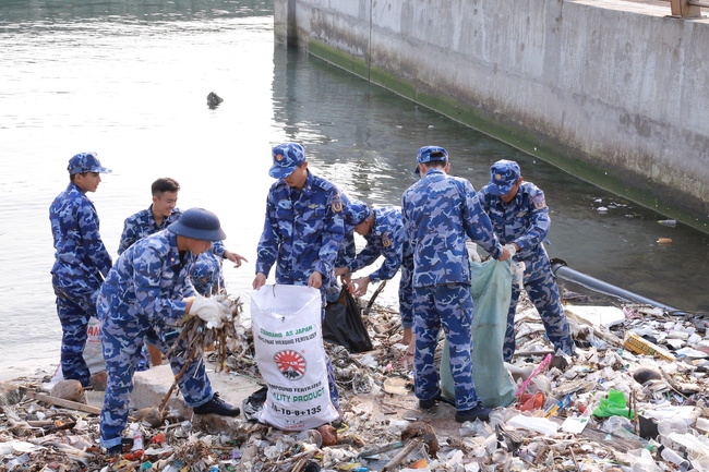 Tuổi trẻ Vùng Cảnh sát biển 4: Xung kích, sáng tạo, hoàn thành tốt mọi nhiệm vụ được giao
- Ảnh 5. Tuổi trẻ Vùng Cảnh sát biển 4: Xung kích, sáng tạo, hoàn thành tốt mọi nhiệm vụ được giao
- Ảnh 5.