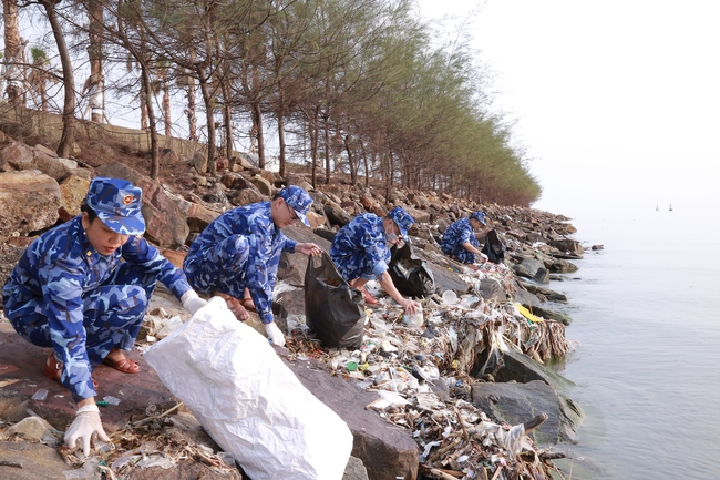 Tuổi trẻ Vùng Cảnh sát biển 4: Xung kích, sáng tạo, hoàn thành tốt mọi nhiệm vụ được giao
- Ảnh 6. Tuổi trẻ Vùng Cảnh sát biển 4: Xung kích, sáng tạo, hoàn thành tốt mọi nhiệm vụ được giao
- Ảnh 6.