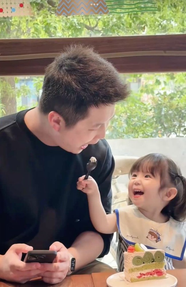 Bố mẹ nên trả lời thế nào khi bé hỏi con SINH RA từ đâu?- Ảnh 1. Bố mẹ nên trả lời thế nào khi bé hỏi con SINH RA từ đâu?- Ảnh 1.