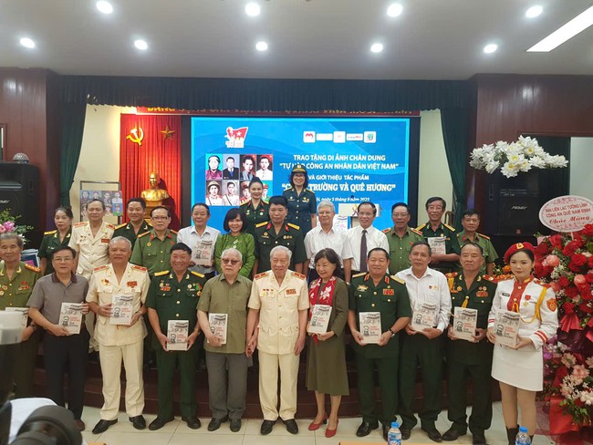 Trao tặng 8 di ảnh “Tự hào Công an Nhân dân Việt Nam” và giới thiệu cuốn Hồi ký “Chiến trường và Quê hương”- Ảnh 3. Trao tặng 8 di ảnh “Tự hào Công an Nhân dân Việt Nam” và giới thiệu cuốn Hồi ký “Chiến trường và Quê hương”- Ảnh 3.