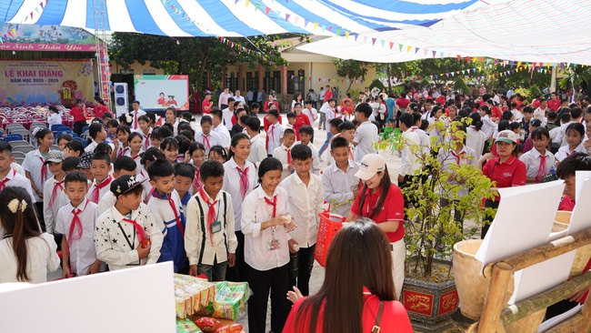Buổi lễ Khai giảng với nhiều hoạt động vui chơi dành cho các em học sinh.