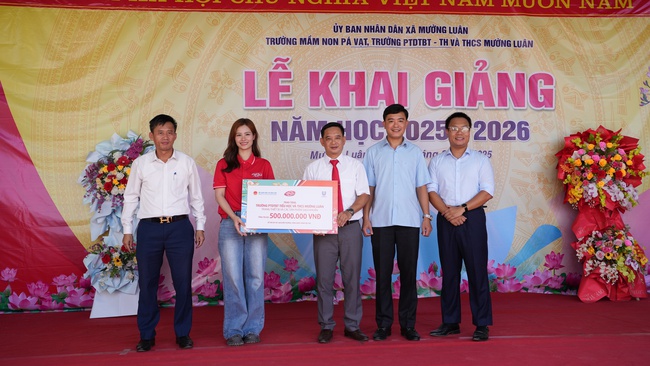 Đại diện nhãn hàng đã trao tặng phần quà choTrường PTDTBT Tiểu học và THCS Mường Luân
