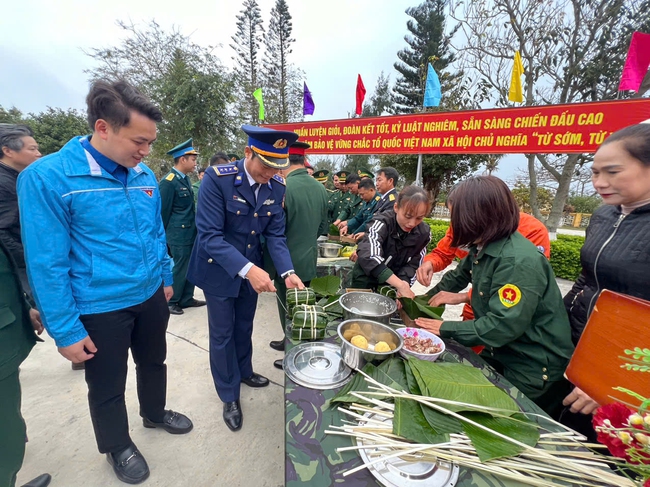 Tết sớm c&ugrave;ng qu&acirc;n v&agrave; d&acirc;n đặc khu Bạch Long Vĩ


- Ảnh 5.