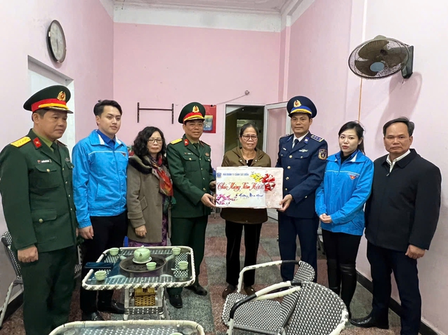 Tết sớm c&ugrave;ng qu&acirc;n v&agrave; d&acirc;n đặc khu Bạch Long Vĩ


- Ảnh 3.