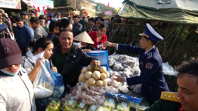 Tết sớm c&ugrave;ng qu&acirc;n v&agrave; d&acirc;n đặc khu Bạch Long Vĩ


- Ảnh 4.