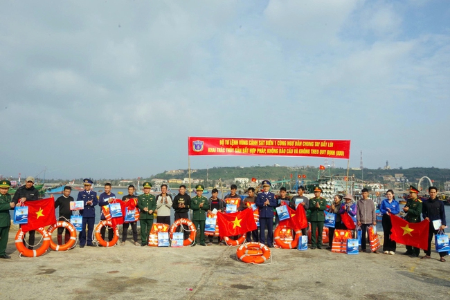 Tết sớm c&ugrave;ng qu&acirc;n v&agrave; d&acirc;n đặc khu Bạch Long Vĩ


- Ảnh 2.